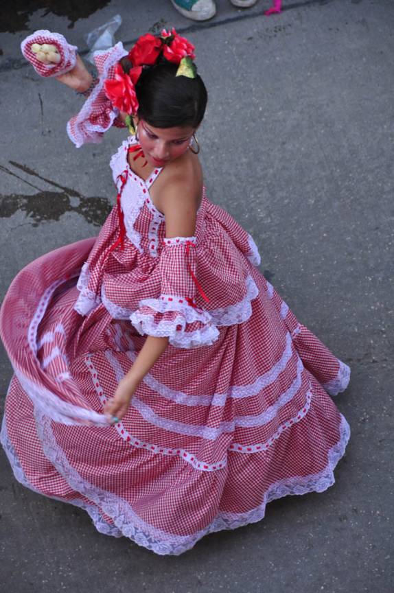 Desfile de 'carnaval' nas festas de independência de Cartagena, na Colômbia